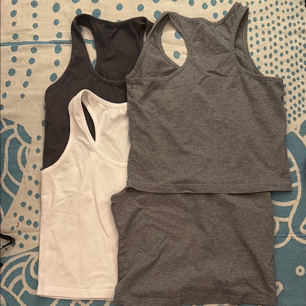 Set of 4 Gray and White Tank Tops